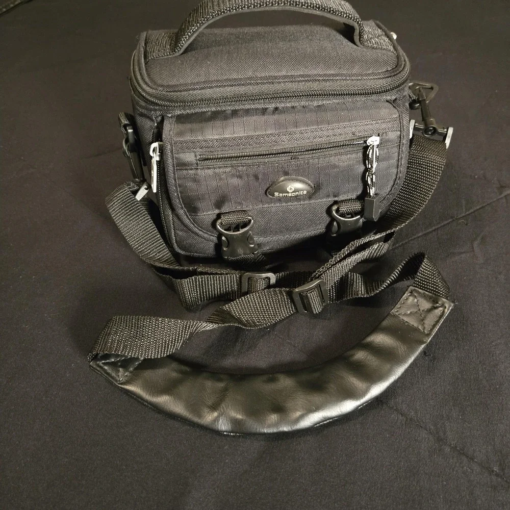 Samsonite Black Nylon Camera Shoulder Bag Case‎ Padded Strap Pockets Accessory